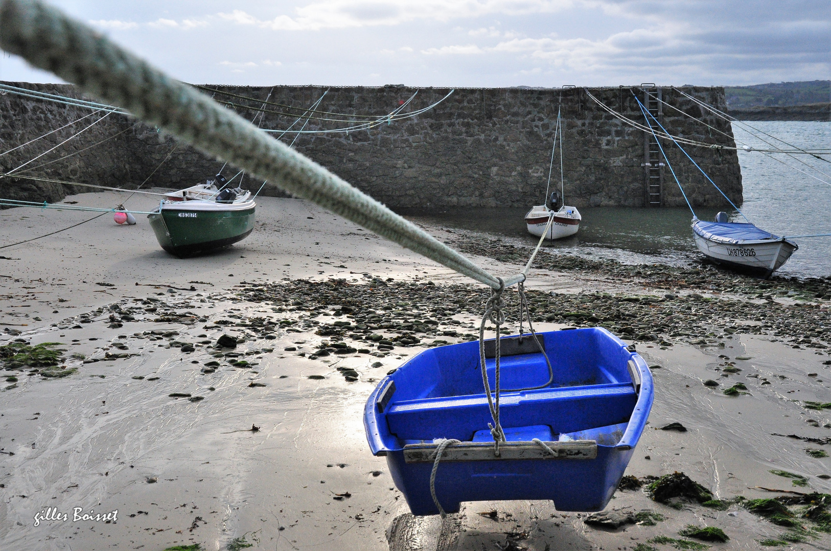 Amarrée haute à marée basse.