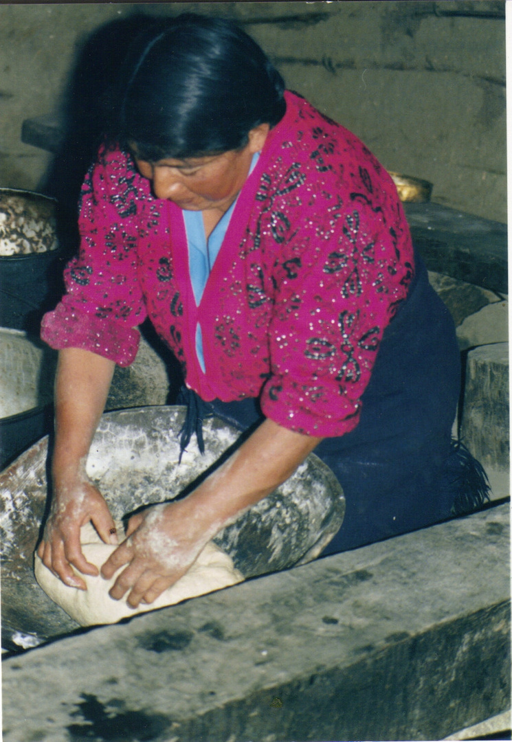 AMASANDO PAN EN EL CAMPO