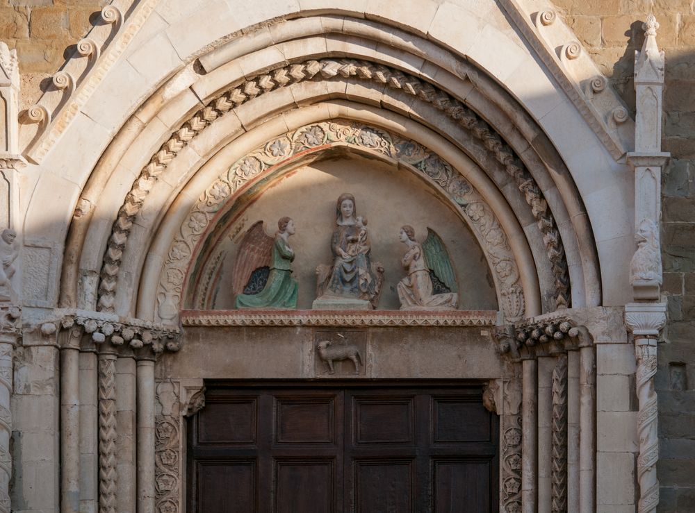 Amatrice, lunetta del portale della Chiesa di S.Francesco