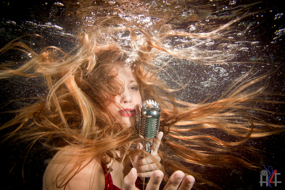 Amazing Underwater Singer Mary