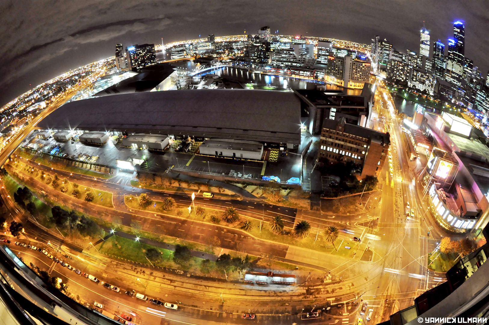 Amazing view over Melbourne by night !