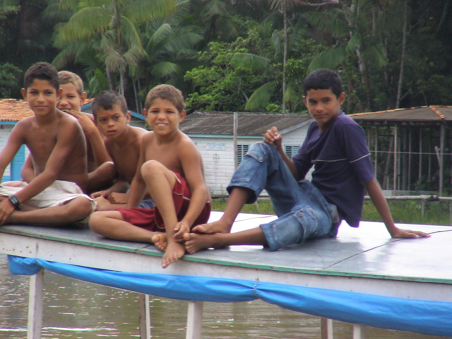 Amazonas Kinder am Fluss