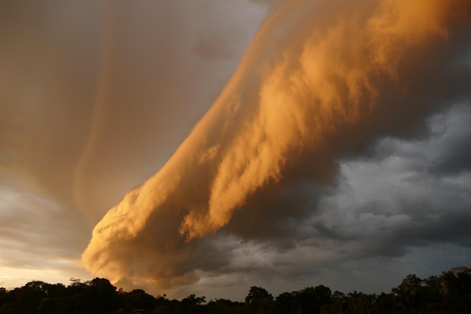 Amazonas_Wolke_bei_Sonnenuntergang