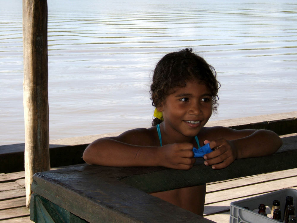 Amazonien: Mädchen am Fluss