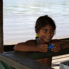 Amazonien: Mädchen am Fluss