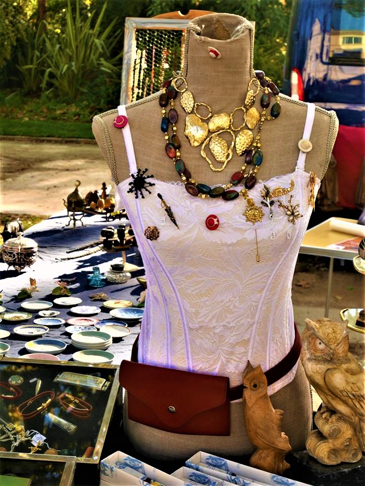 Ambiance à la brocante de Béziers dans l'Hérault