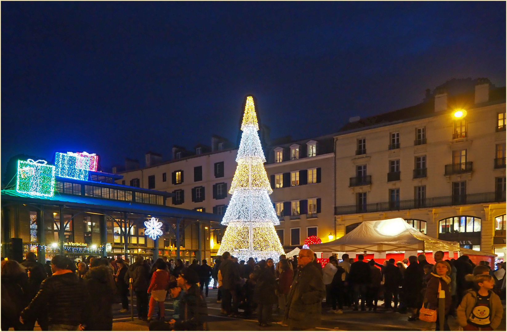 Ambiance de Noël devant les Halles de Bayonne