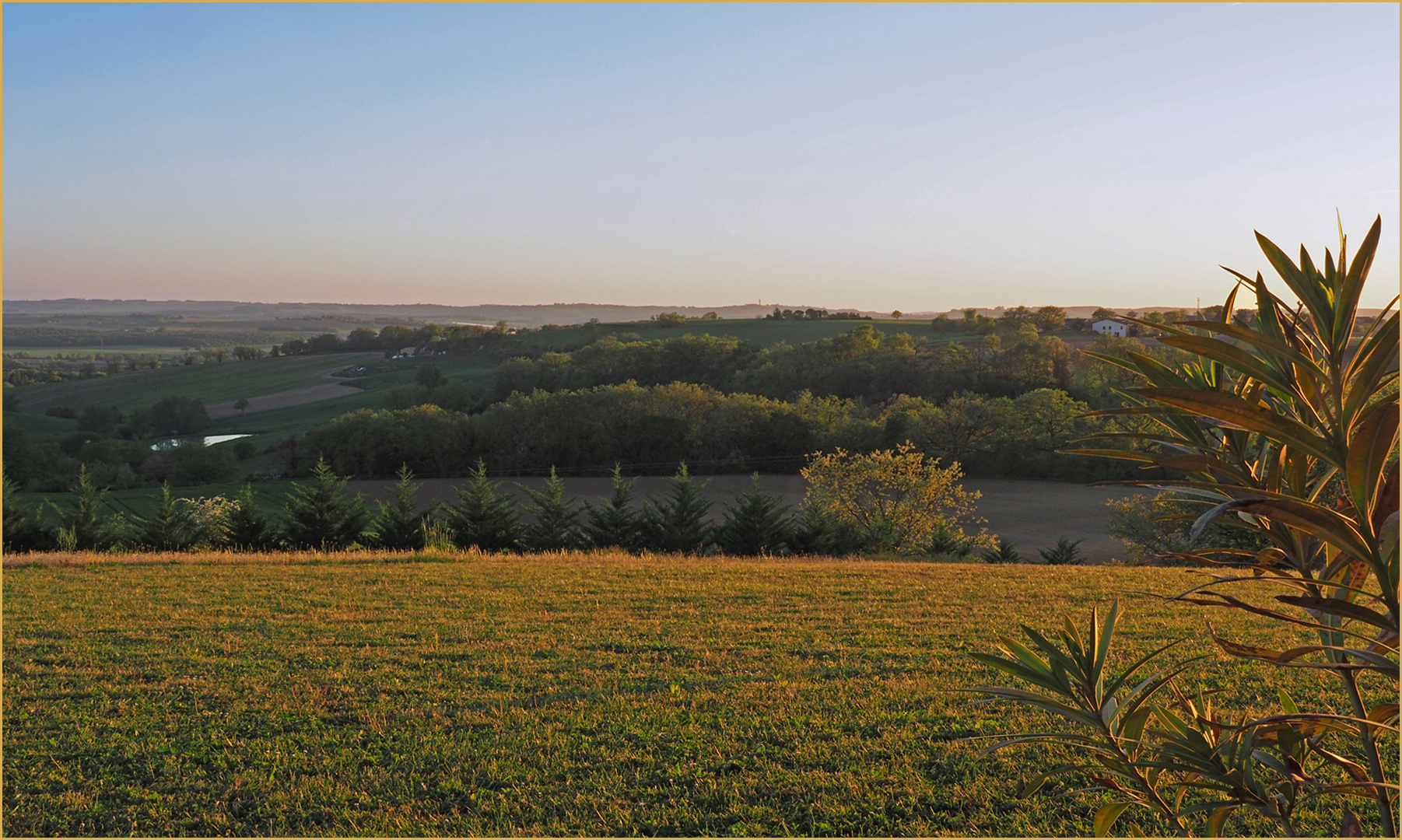 Ambiance dorée en Lomagne avant le coucher du soleil