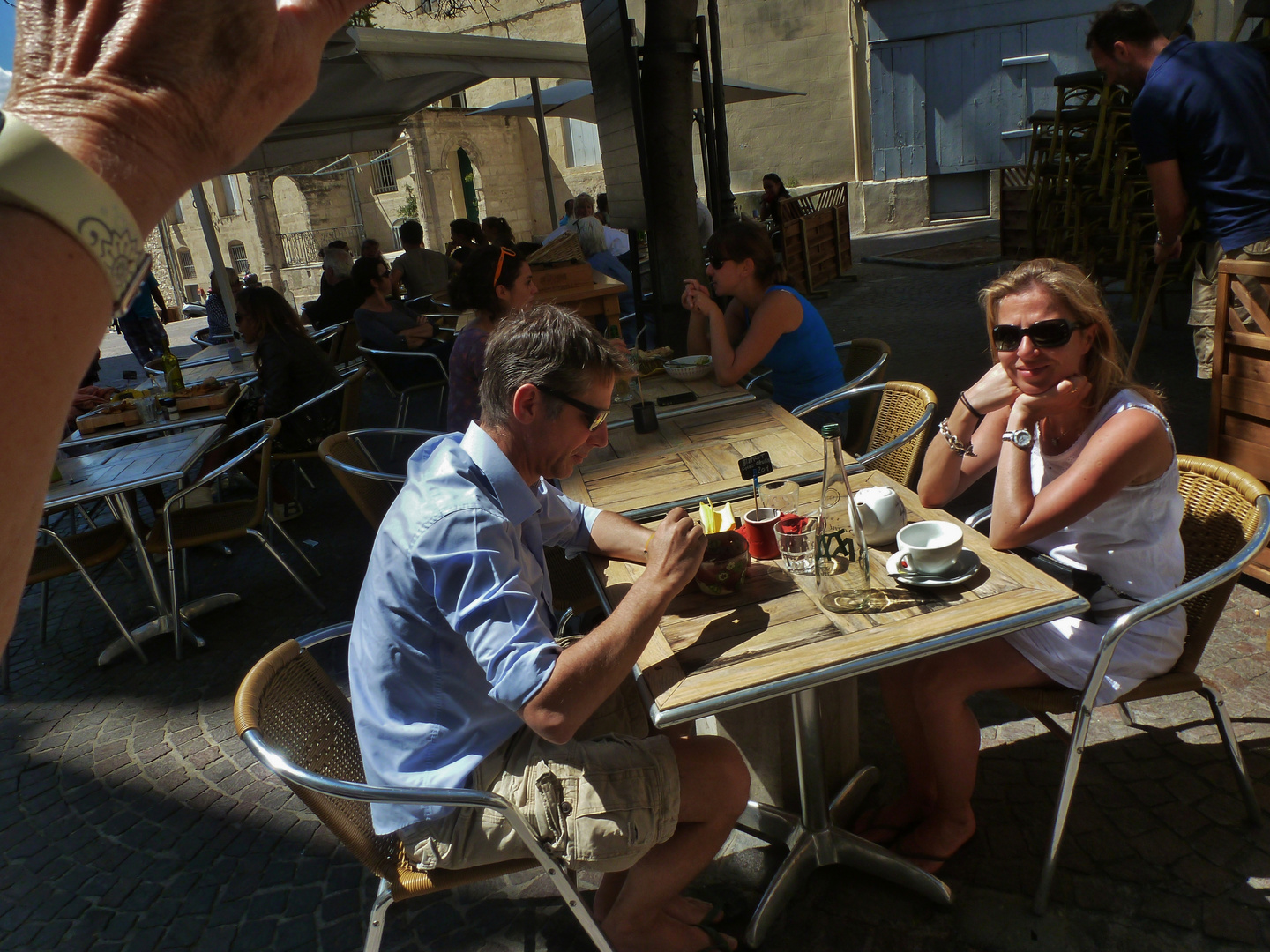 Ambiance en terrasse en prenant le petit train touristique de Béziers