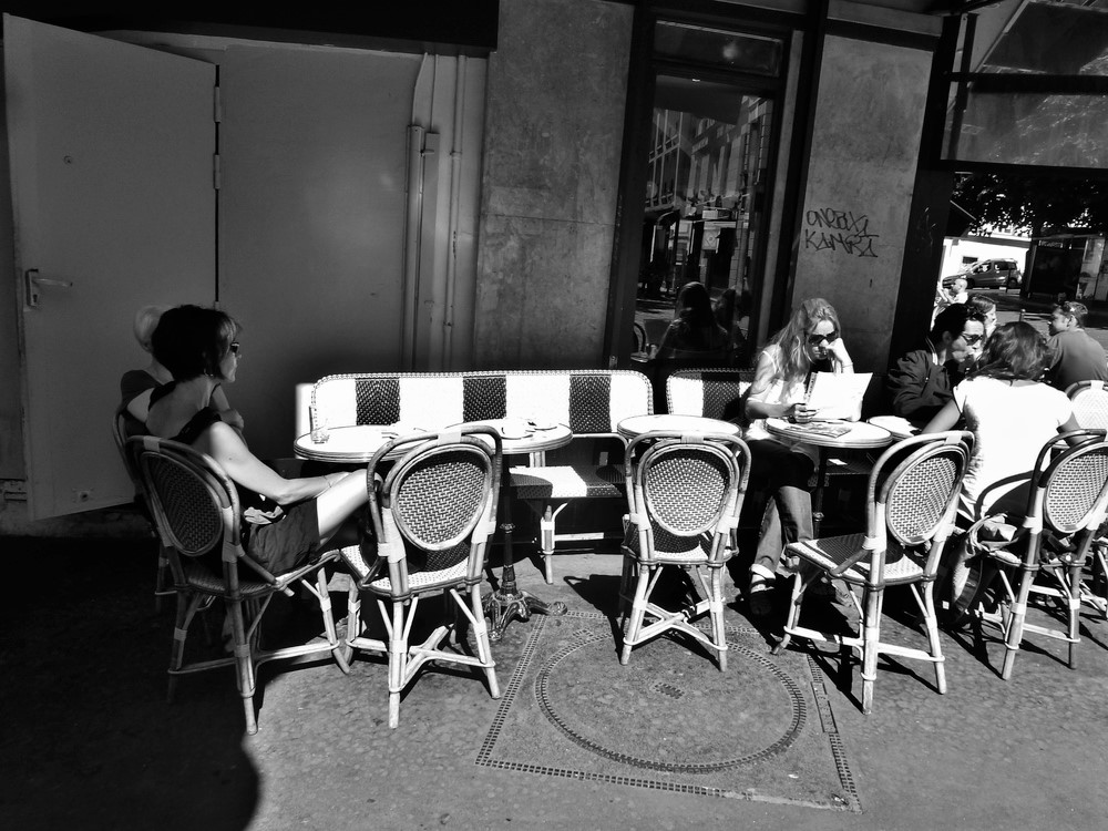 Ambiance estivale à une terrasse de café à Paris