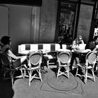 Ambiance estivale à une terrasse de café à Paris