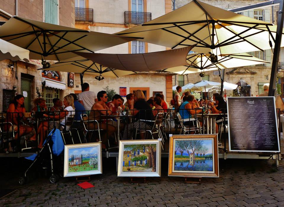 Ambiance estivale au restaurant à Pézenas dans l'Hérault