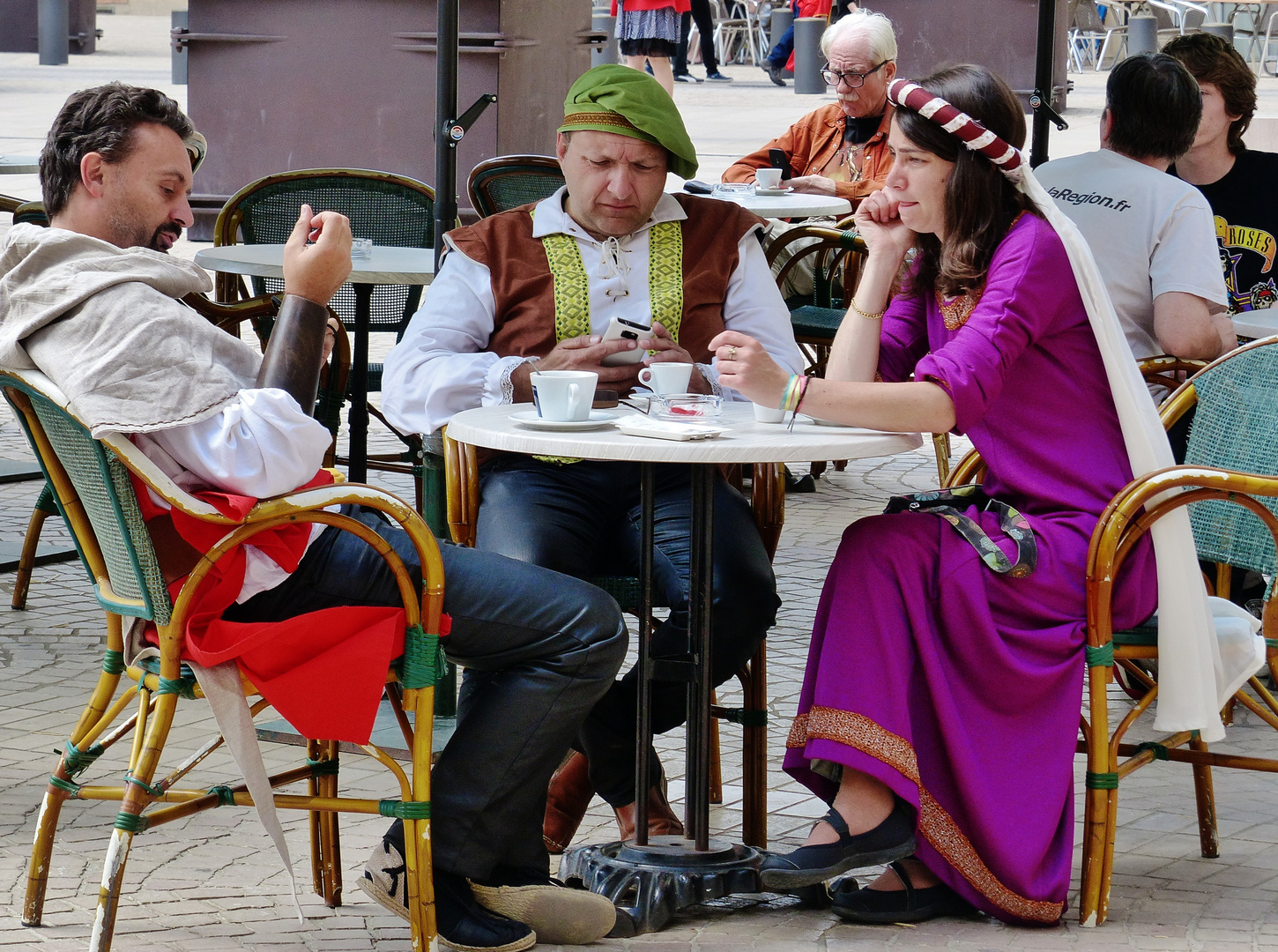 Ambiance fête médiévale en terrasse à Béziers