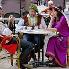 Ambiance fête médiévale en terrasse à Béziers