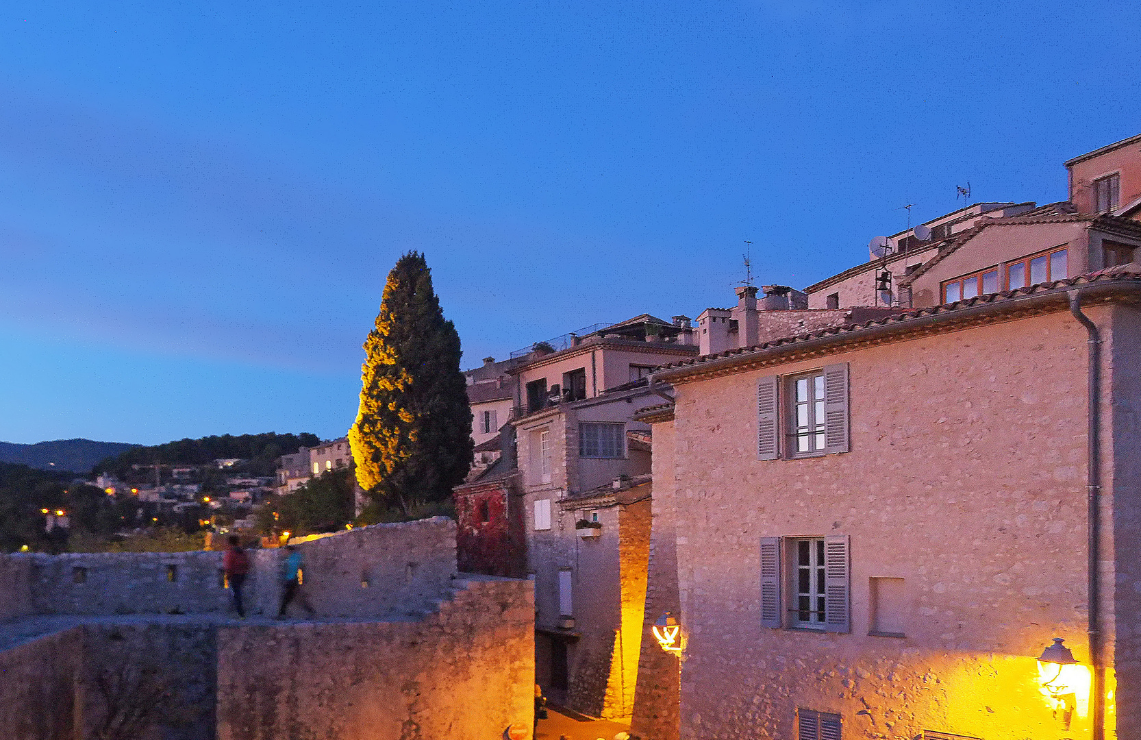 Ambiance heure bleue à Saint-Paul-de-Vence