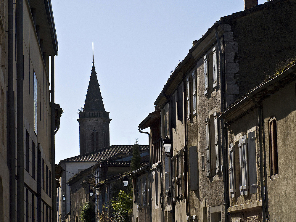 Ambiance matinale dans une rue de Lectoure  --  Morgenstimmung in einer Strasse von Lectoure 