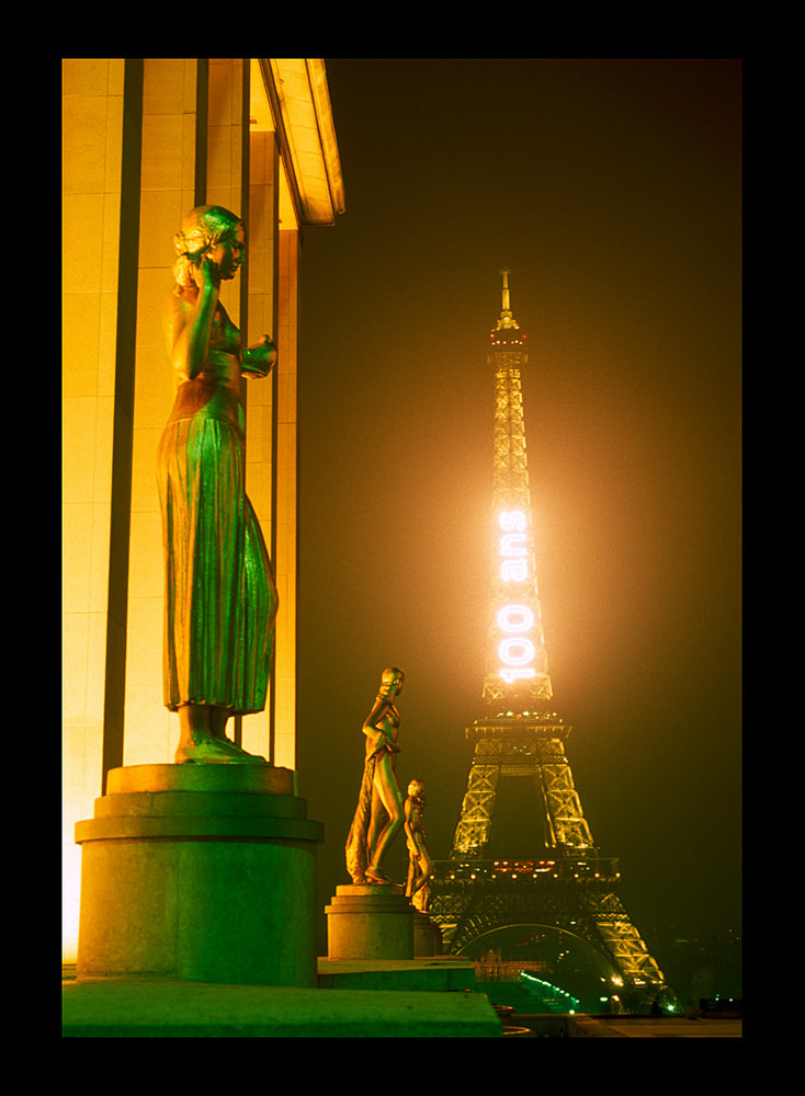 Ambiance nocturne autour de la Tour Eiffel, février 1989