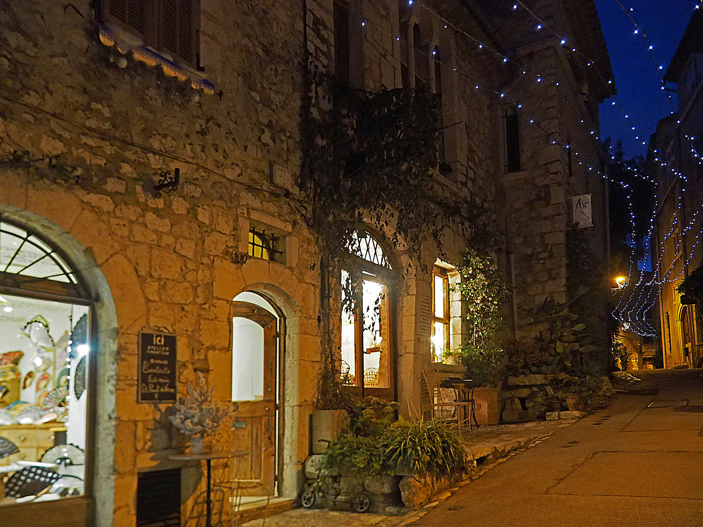 Ambiance nocturne dans une ruelle de Saint-Paul-de-Vence