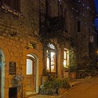 Ambiance nocturne dans une ruelle de Saint-Paul-de-Vence