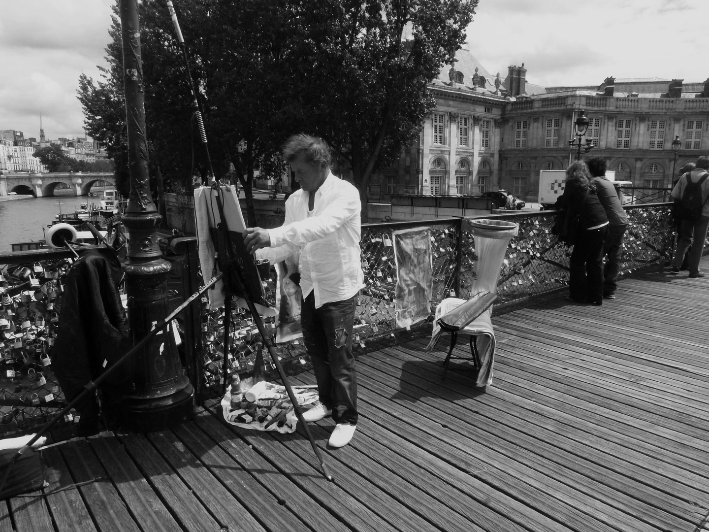 Ambiance parisienne sur le pont des Arts