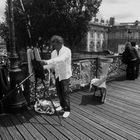 Ambiance parisienne sur le pont des Arts