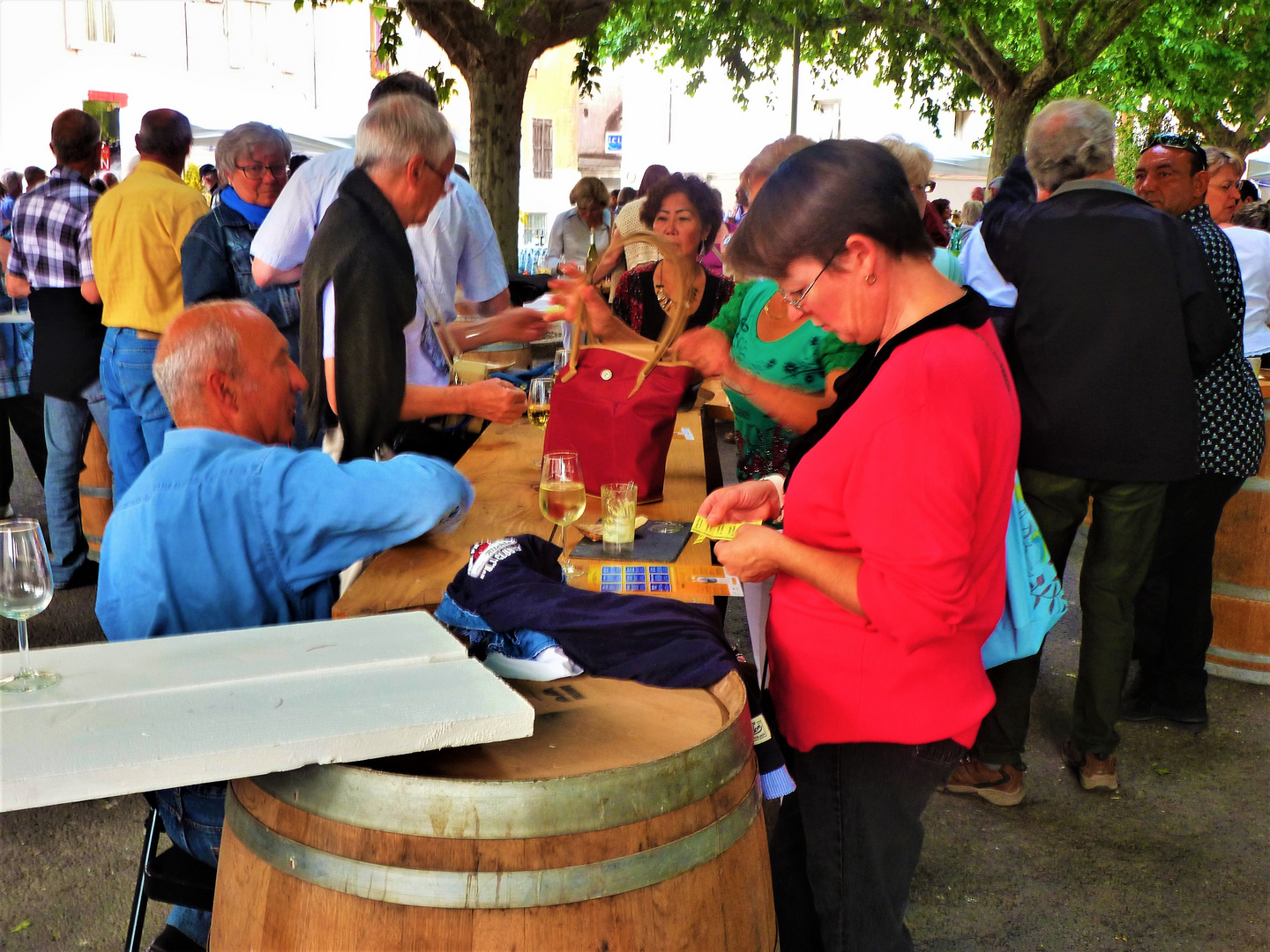 Ambiance pour déguster les vins régionaux à Bédarieux dans l'Hérault