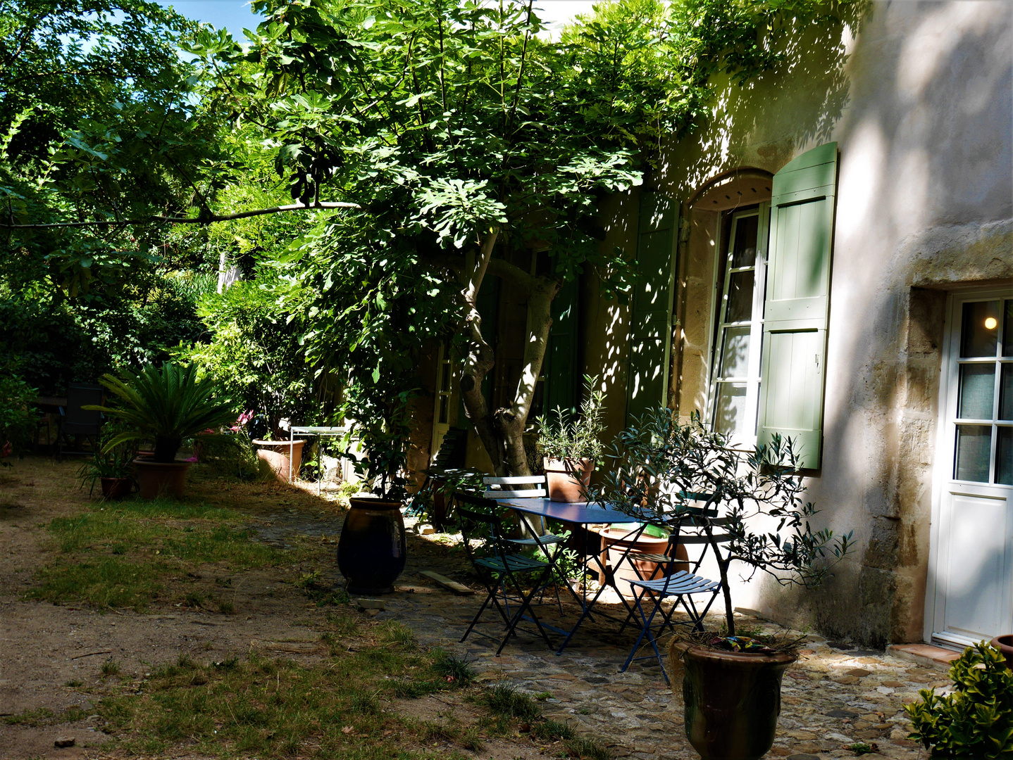 Ambiance verdoyante à Villeneuvette dans l'Hérault