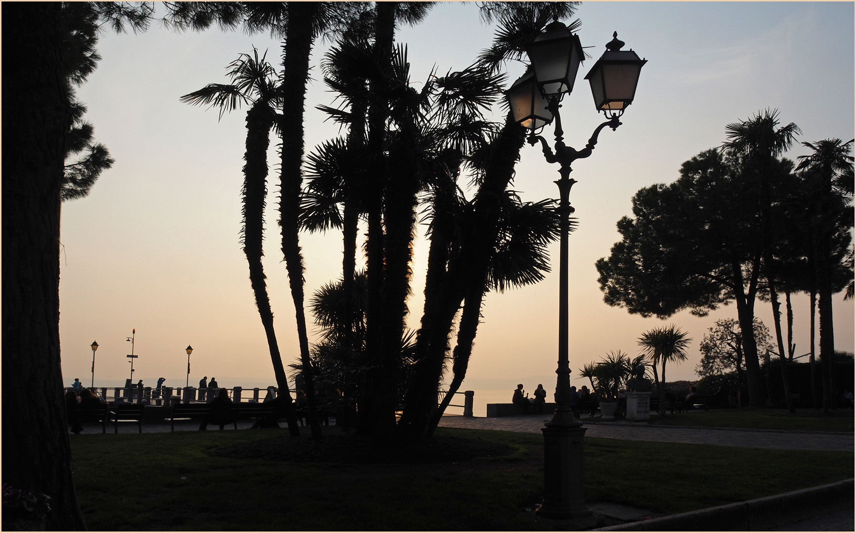 Ambiance vespérale sur le Lac de Garde  -- Sirmione