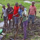 Amboseli NP  Arbeiter befreien ein Entwässerungsrohr von Pflanzen