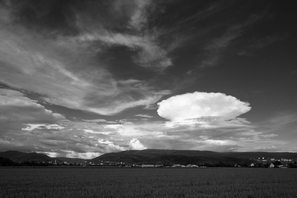 Ambosswolken bei Heidelberg über dem kleinen Odenwald