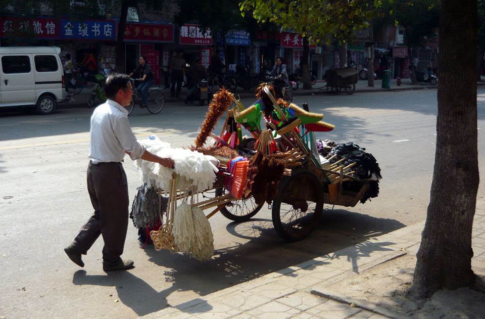Ambulanter Besenhändler in den Straßen Hefeis