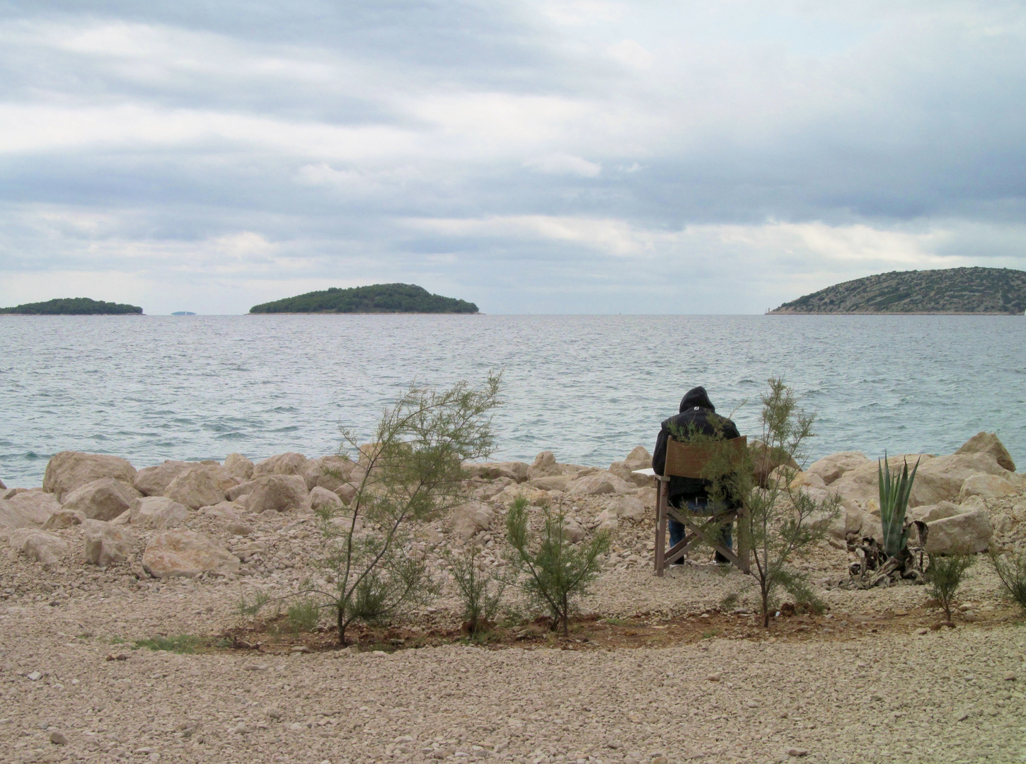 Ame solitaire, au bord de la mer.