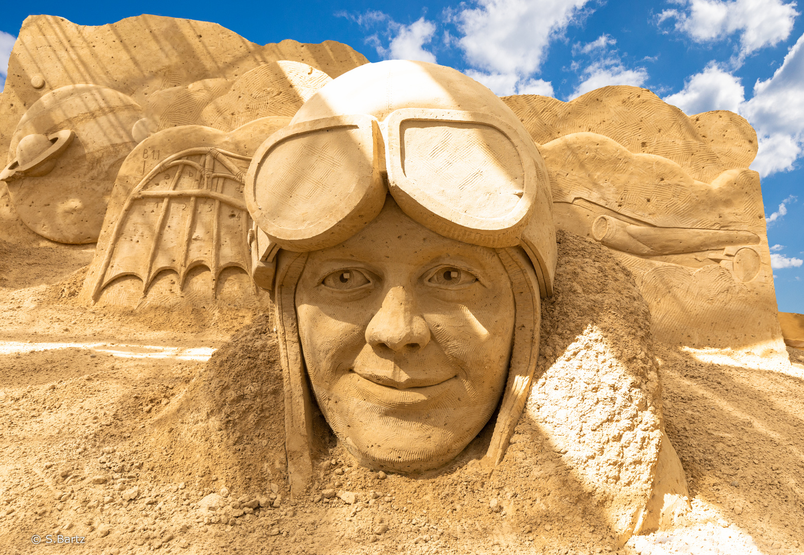 Amelia Earhart - Sand-Skulpturen-Ausstellung Pora 2022