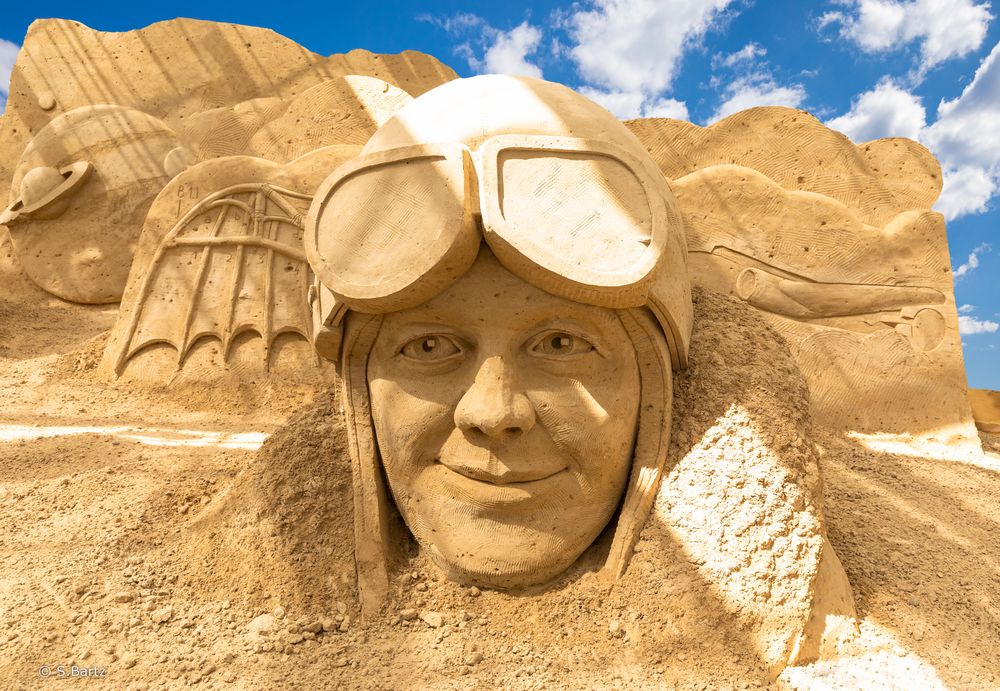 Amelia Earhart - Sand-Skulpturen-Ausstellung Pora 2022