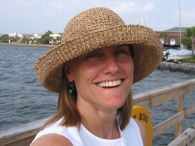 American woman; Charleston/SC, harbour pier