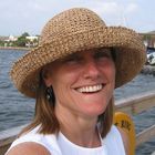 American woman; Charleston/SC, harbour pier