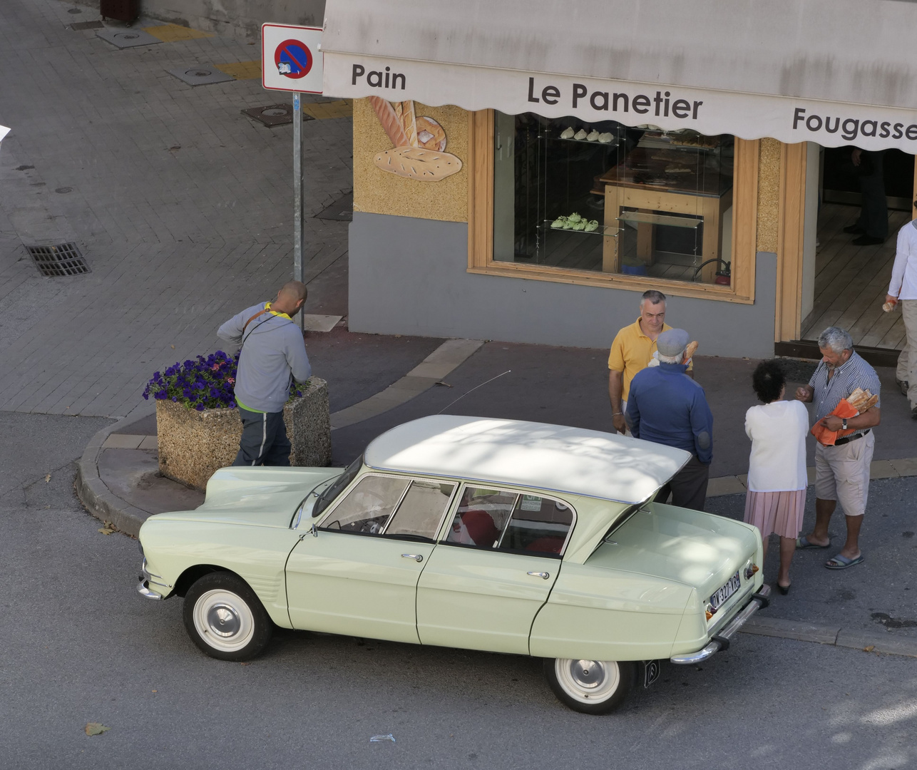 Ami 8 an der  Boulangerie