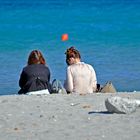 Amiche in spiaggia alla brezza primaverile