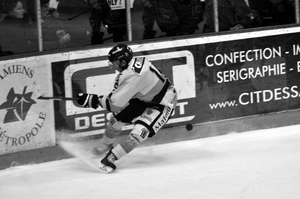 amiens vs rouen (championnat ligue magnus) versus black and white