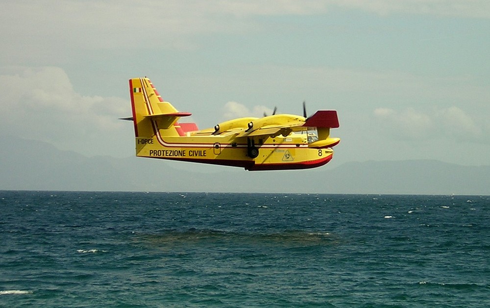 ammaraggio canadair impegnato nello spegnimento di un incendio sul Vesuvio