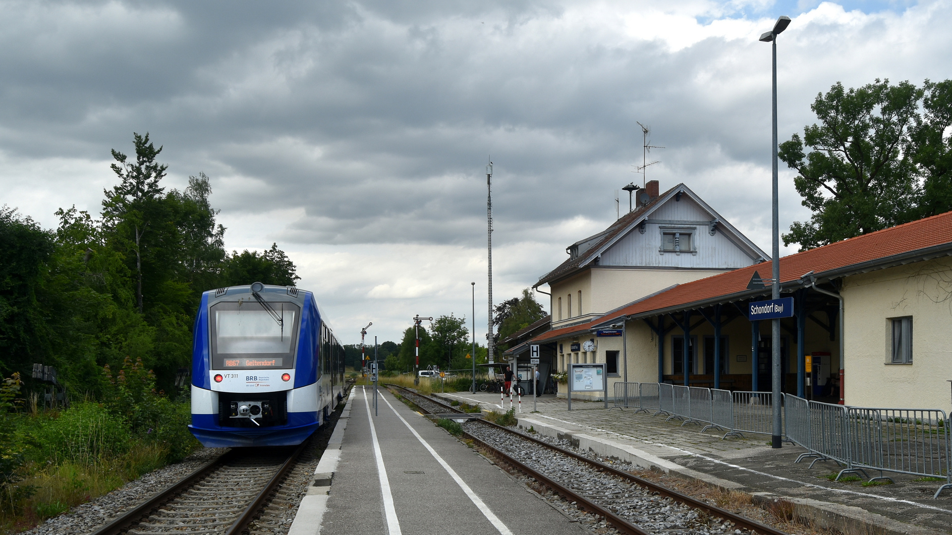 Ammerseebahn bei der Ausfahrt Bf Schondorf  nach Augsburg über Geltendorf 17.7.2023