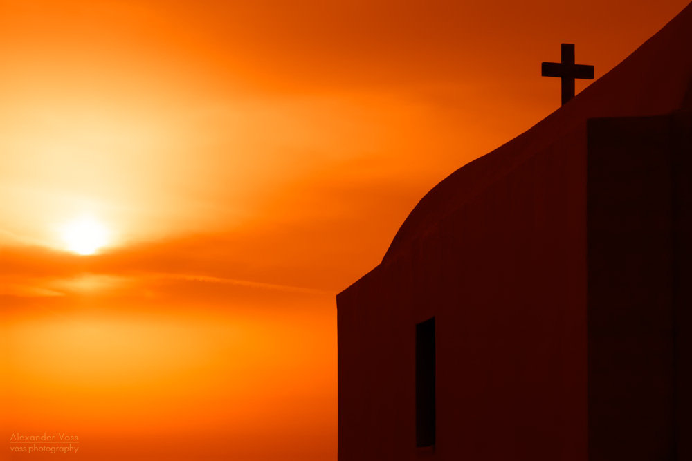 Amorgos, Griechenland: Eine Kykladenkirche im Sonnenuntergang