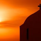 Amorgos, Griechenland: Eine Kykladenkirche im Sonnenuntergang