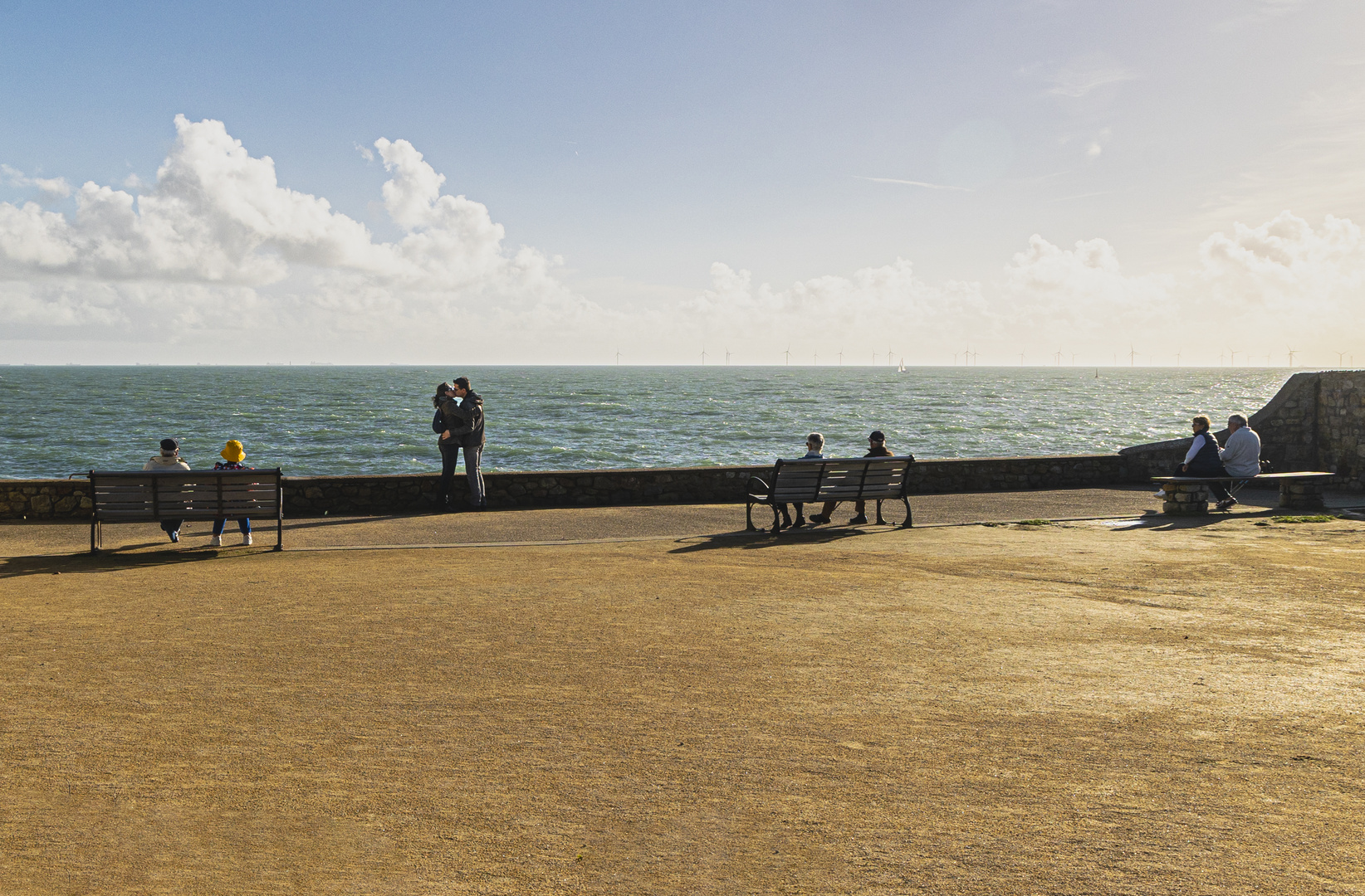 Amoureux devant les bancs pulbics