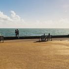 Amoureux devant les bancs pulbics