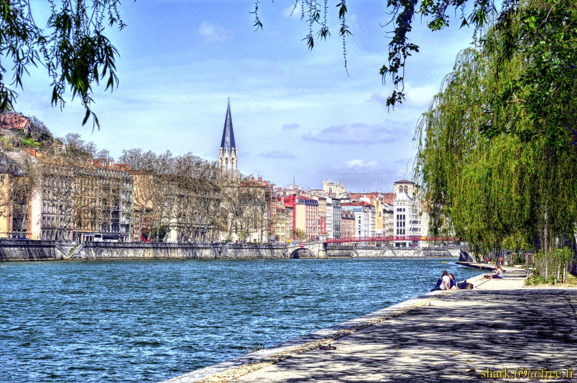 Amoureux sur quais de Saône (Lyon)