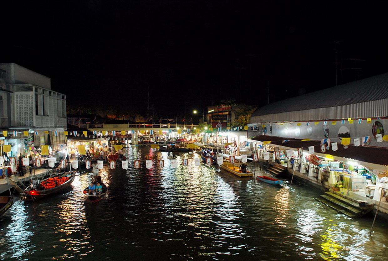 Ampawa Floating market at night