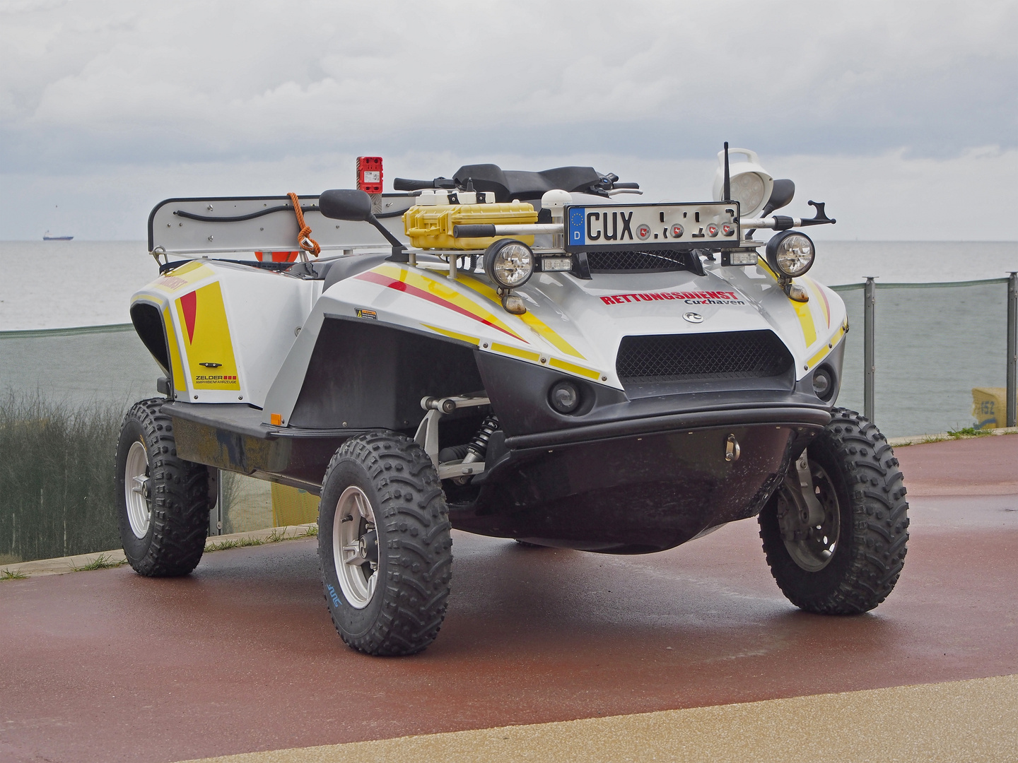 Amphibisches Rettungsfahrzeug - halb Quad, halb Jet-Ski - an der Promenade in Cuxhaven-Duhnen