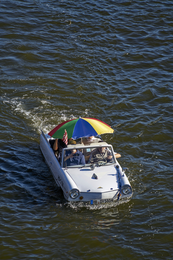 Amphicar mit Sonnenschirm