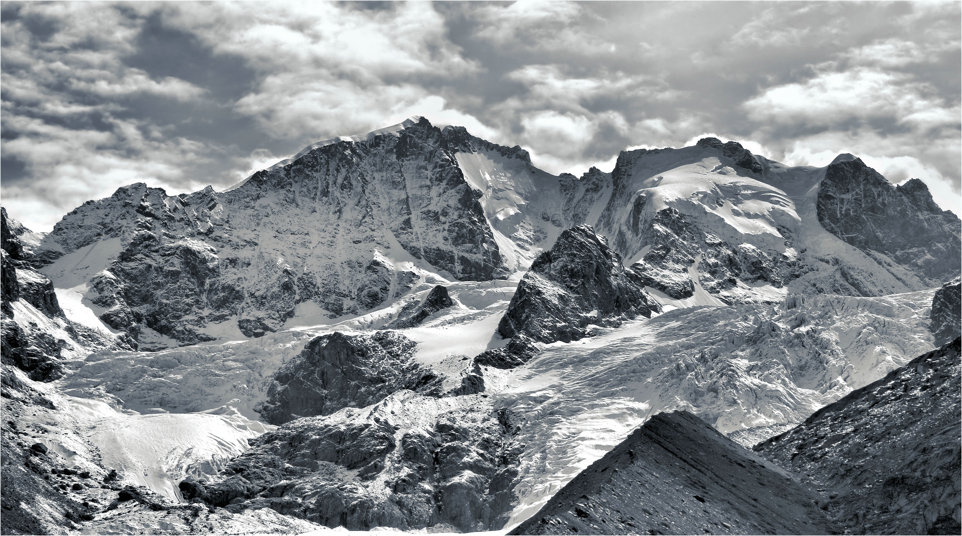 AMPHITHEATER AUS FELS UND EIS